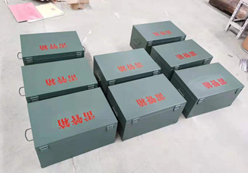 梅列炸药箱和雷管箱一般是怎么存放的？